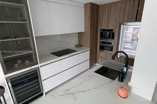 31 SE 5th St, Miami, FL 33131 - Photo 2
