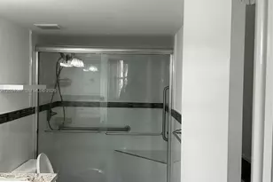 8373 Lake Dr, Doral, FL 33166 - Photo 20
