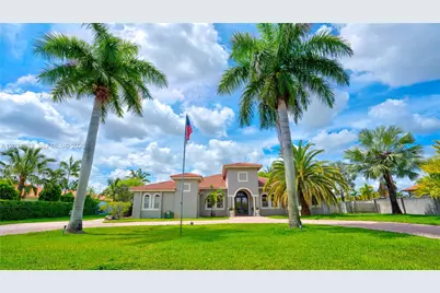 9810 NW 137th St, Hialeah Gardens, FL 33018 - Photo 4