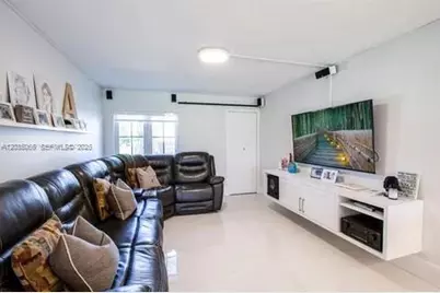 933 NW 106th Ave Cir, Miami, FL 33172 - Photo 4