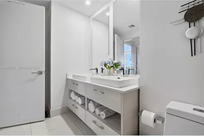 55 SW 9th St #3802, Miami, FL 33130 - Photo 18