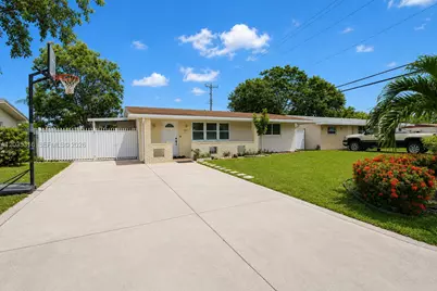 7611 NW 15th Ct, Pembroke Pines, FL 33024 - Photo 2