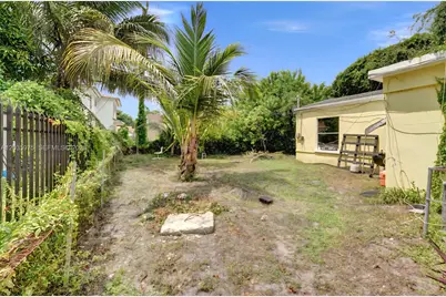 1042 NW 76th St, Miami, FL 33150 - Photo 6