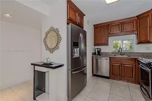9410 N Hollybrook Lake Dr, Pembroke Pines, FL 33025 - Photo 4
