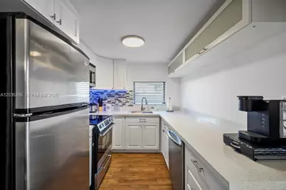 5232 NE 2nd Ave, Oakland Park, FL 33334 - Photo 16