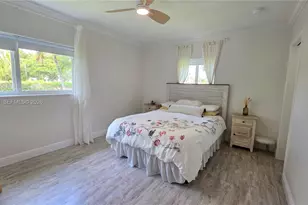 390 NE 127th St, North Miami, FL 33161 - Photo 16