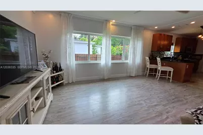390 NE 127th St, North Miami, FL 33161 - Photo 10