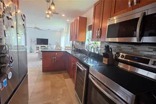 390 NE 127th St, North Miami, FL 33161 - Photo 12