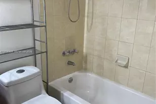 300 W Palm Cir W, Pembroke Pines, FL 33025 - Photo 6