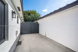 8724 NW 149th Terrace, Miami Lakes, FL 33018 - Photo 32