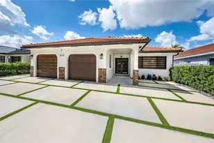 8724 NW 149th Terrace, Miami Lakes, FL 33018 - Photo 1