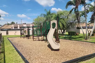12305 NW 11th Ct, Pembroke Pines, FL 33026 - Photo 4