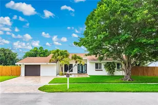 16571 Lake Tree Dr, Weston, FL 33326 - Photo 2