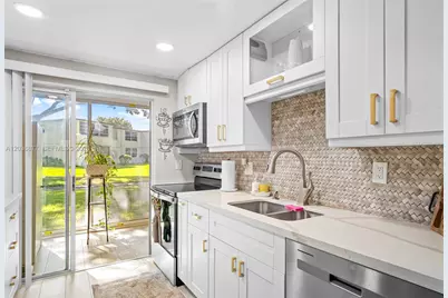19 Abbey Ln #104, Delray Beach, FL 33446 - Photo 2