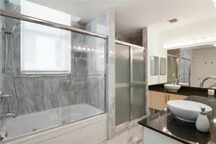 31 SE 5th St, Miami, FL 33131 - Photo 16