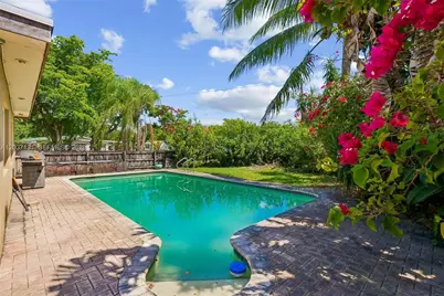 401 S 57th Ter, Hollywood, FL 33023 - Photo 2