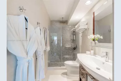 5401 Collins Ave #1013, Miami Beach, FL 33140 - Photo 14