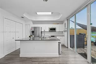 10573 SW 6th St, Pembroke Pines, FL 33025 - Photo 6