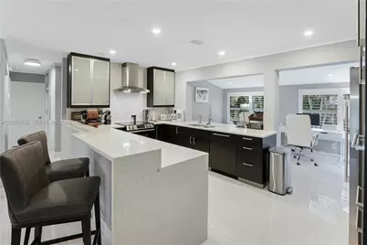 424 NE 27th Dr, Wilton Manors, FL 33334 - Photo 1
