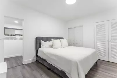 8220 Hawthorne Ave, Miami Beach, FL 33141 - Photo 16