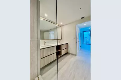 77 SE 5th St #4002, Miami, FL 33131 - Photo 16