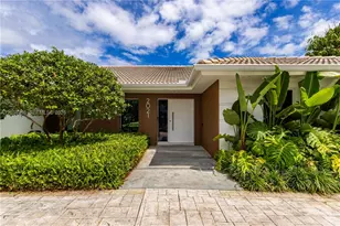 2021 NE 212th St, Miami, FL 33179 - Photo 2