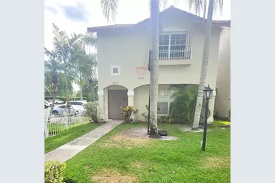 10877 NW 8th St, Pembroke Pines, FL 33026 - Photo 1