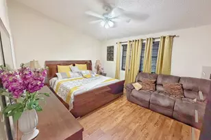 10877 NW 8th St, Pembroke Pines, FL 33026 - Photo 4