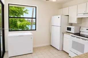1044 S Independence Dr, Homestead, FL 33034 - Photo 8