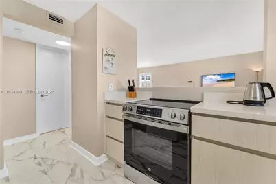 1418 Collins Ave #504, Miami Beach, FL 33139 - Photo 10