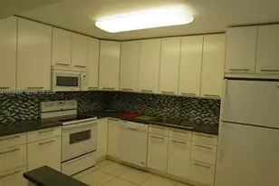 205 Lakeview Dr, Weston, FL 33326 - Photo 2