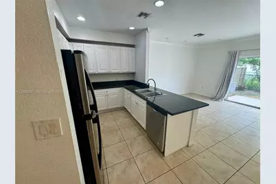 35 SE 3rd Ave #11, Hallandale Beach, FL 33009 - Photo 4