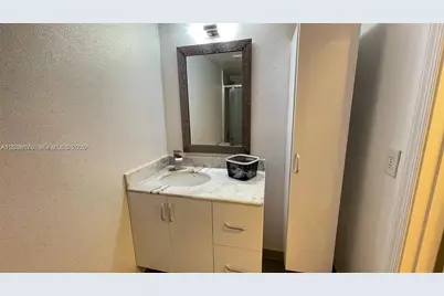 1200 Brickell Bay Dr #1702, Miami, FL 33131 - Photo 4