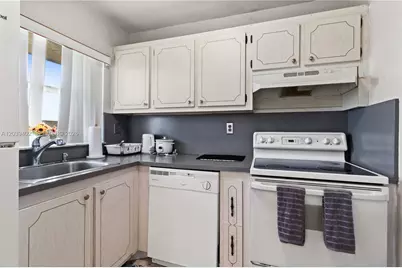 9281 Sunrise Lakes Blvd #308, Sunrise, FL 33322 - Photo 6