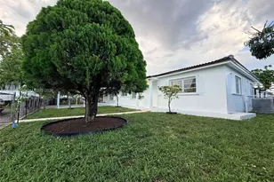 561 W 39th St, Hialeah, FL 33012 - Photo 4