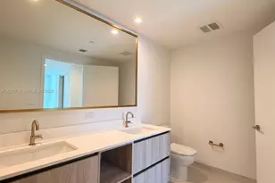 77 SE 5th St, Miami, FL 33131 - Photo 16