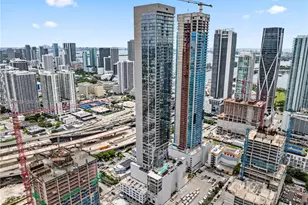 20 NE 11th St, Miami, FL 33132 - Photo 2