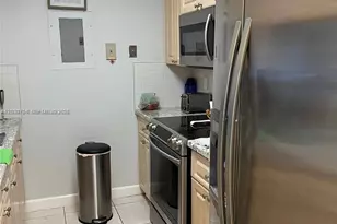 10135 NW 9th St Cir, Miami, FL 33172 - Photo 2