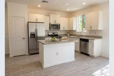 1019 SE 24th Ter, Homestead, FL 33035 - Photo 2