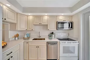 3221 NE 8th St, Pompano Beach, FL 33062 - Photo 10