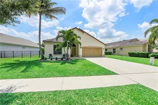 124 Preserve Dr, Royal Palm Beach, FL 33411 - Photo 4