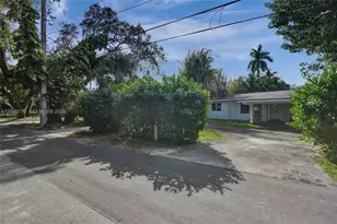18500 NE 23rd Ct, Miami, FL 33180 - Photo 1