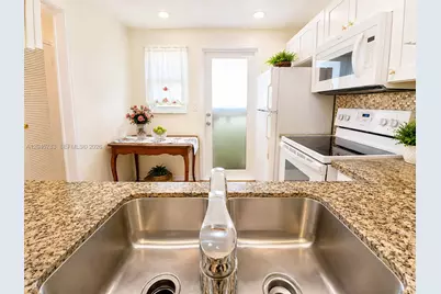 300 NE 12th Ave #606, Hallandale Beach, FL 33009 - Photo 6