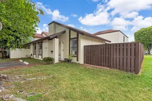525 NW 100th Ct, Miami, FL 33172 - Photo 2