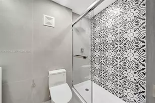 1083 W 38th St, Hialeah, FL 33012 - Photo 18