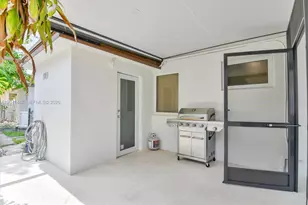 241 W 48th St, Hialeah, FL 33012 - Photo 10