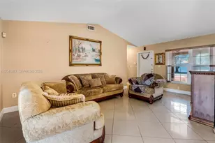 19240 NW 60th Ct, Hialeah, FL 33015 - Photo 10