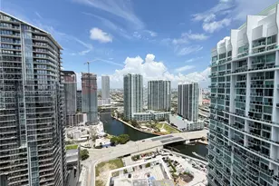 55 SE 6th St, Miami, FL 33131 - Photo 12