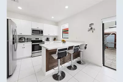 10604 W 33rd Ln, Hialeah, FL 33018 - Photo 12