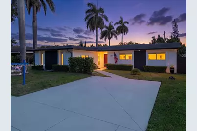 121 NE 18th St, Homestead, FL 33030 - Photo 1